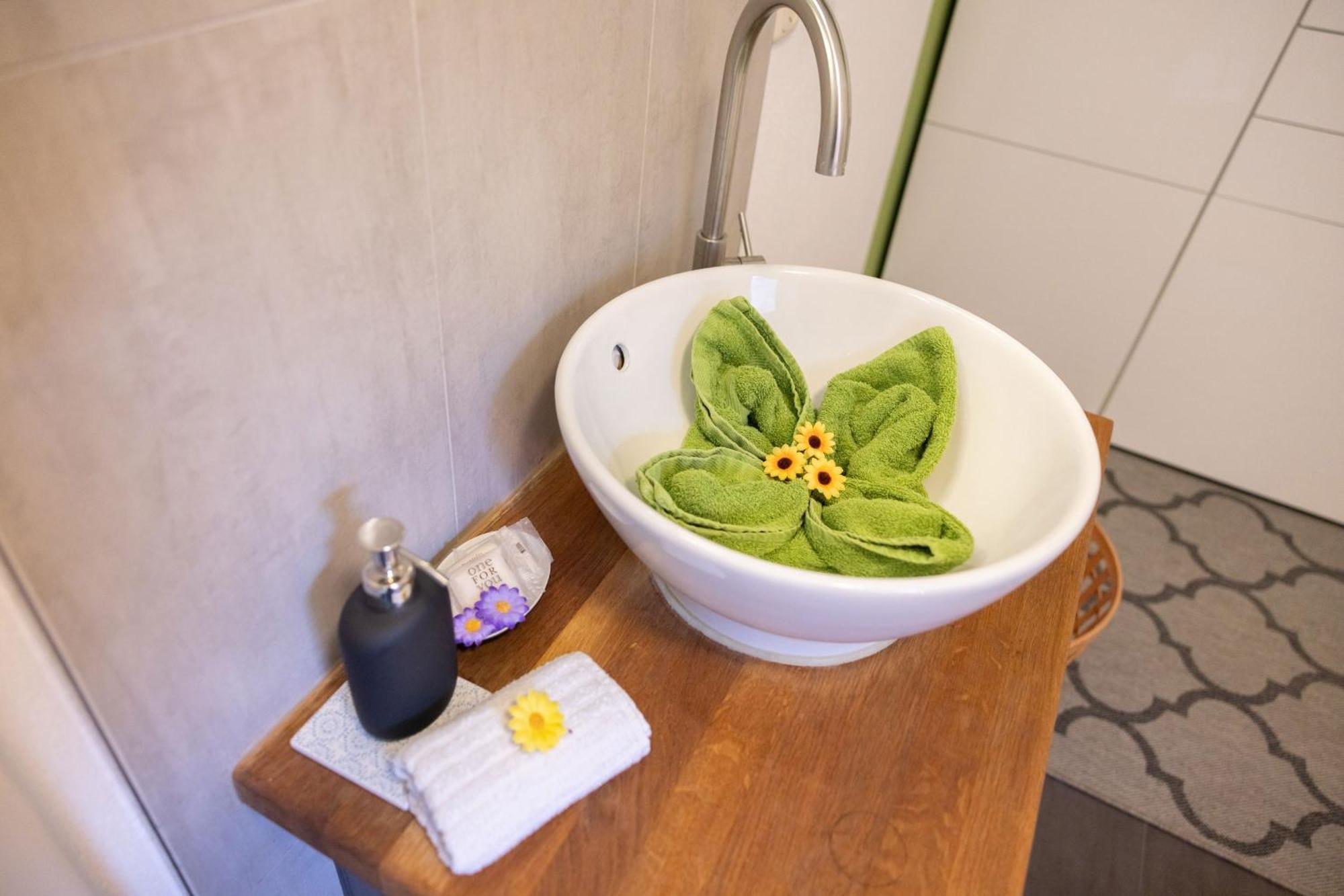 Ideal Fuer Kurze Aufenthalte - Gemuetliches 1-Zimmer-Apartment Adelsdorf Dış mekan fotoğraf